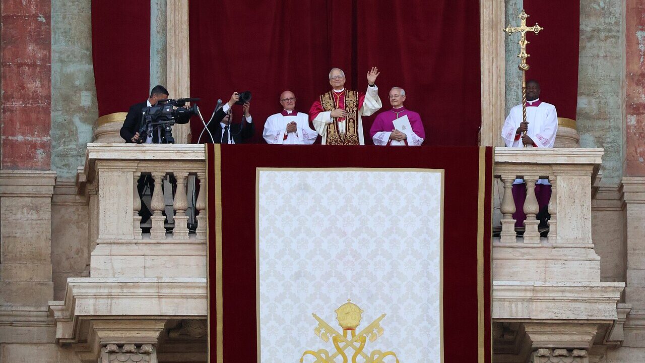 El papa León XIV cerró su gira africana con un mensaje contundente desde Guinea Ecuatorial, donde denunció públicamente las duras condiciones que enfrentan los presos en el país y llamó a reducir la profunda desigualdad social