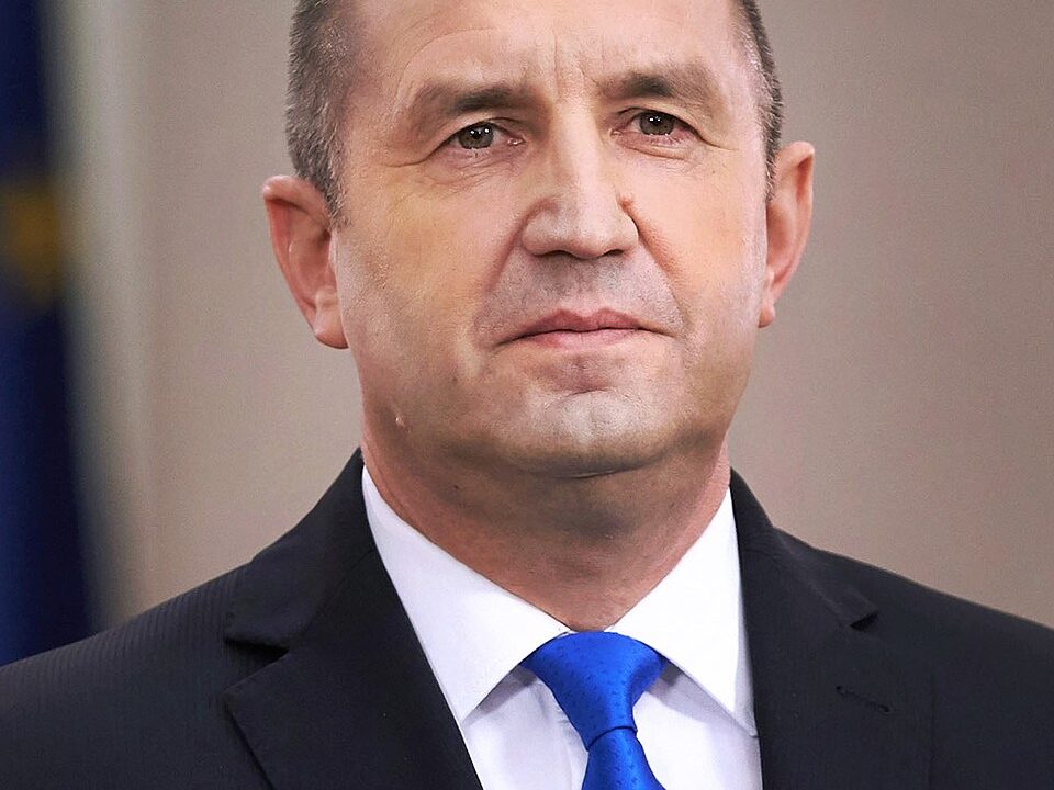 El proruso Rumen Radev encabeza las elecciones de Bulgaria